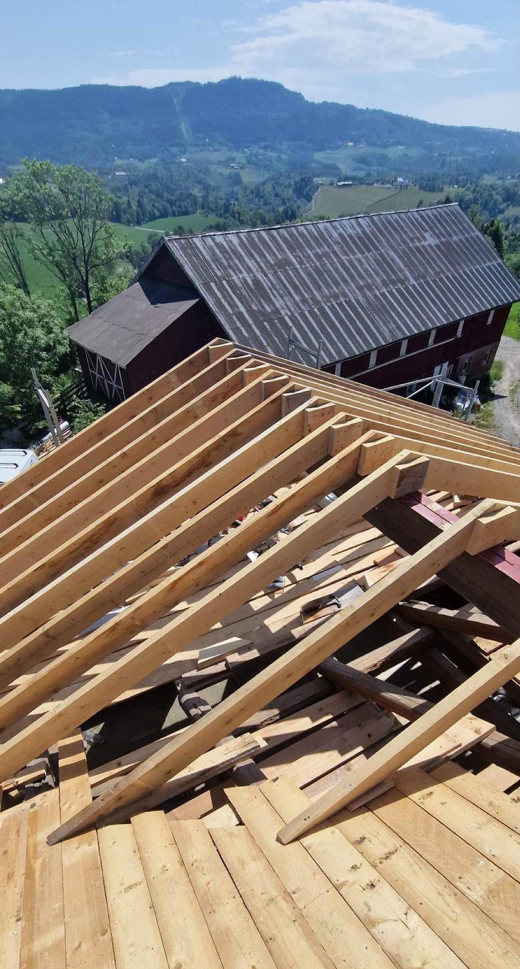 Nye takstoler i tre reist over et hus under bygging