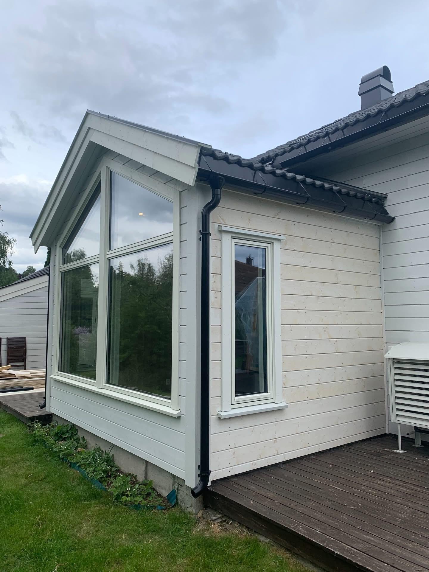 Hvitt hus med store nye vinduer i gavlen
